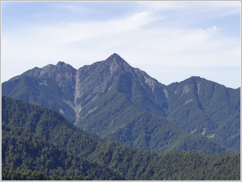 2012-07-11 09-04-27上到稜線透空處看中央尖山.JPG